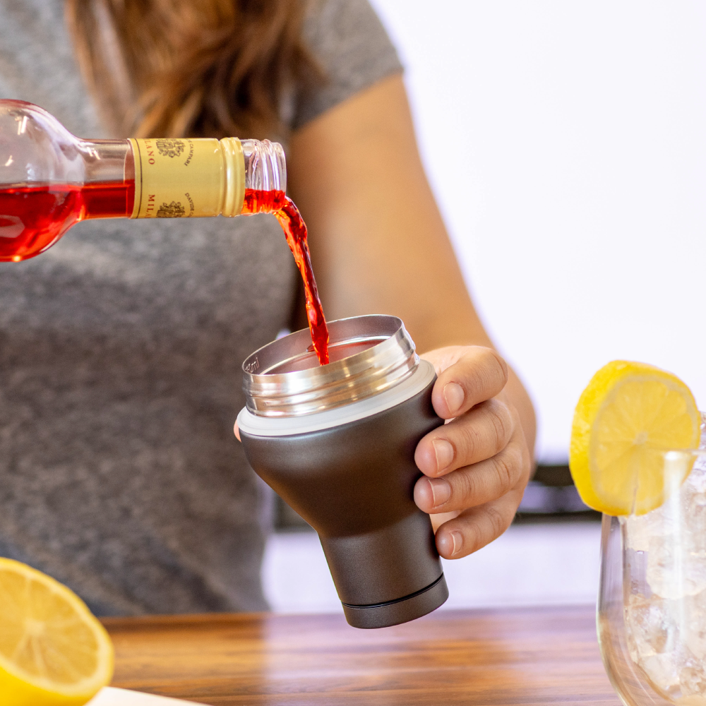 cocktail-shaker-lid-t5 Cocktail_Shaker_lifestyle_2_b714e13d-dd84-4844-956f-11cddc294041.png